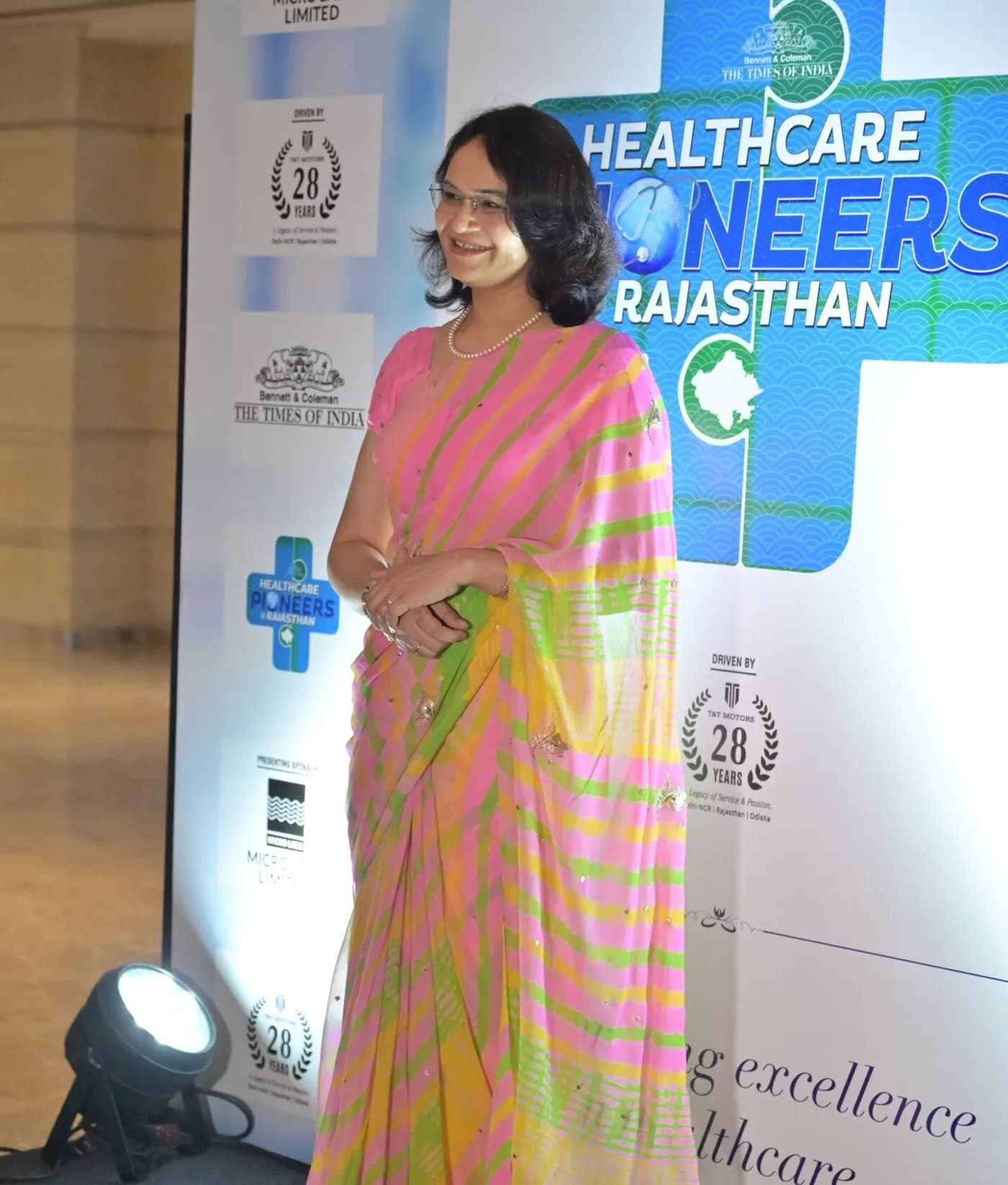 Dr. Vibha Chaturvedi Sharma receiving the Healthcare Pioneers of Rajasthan recognition (3)