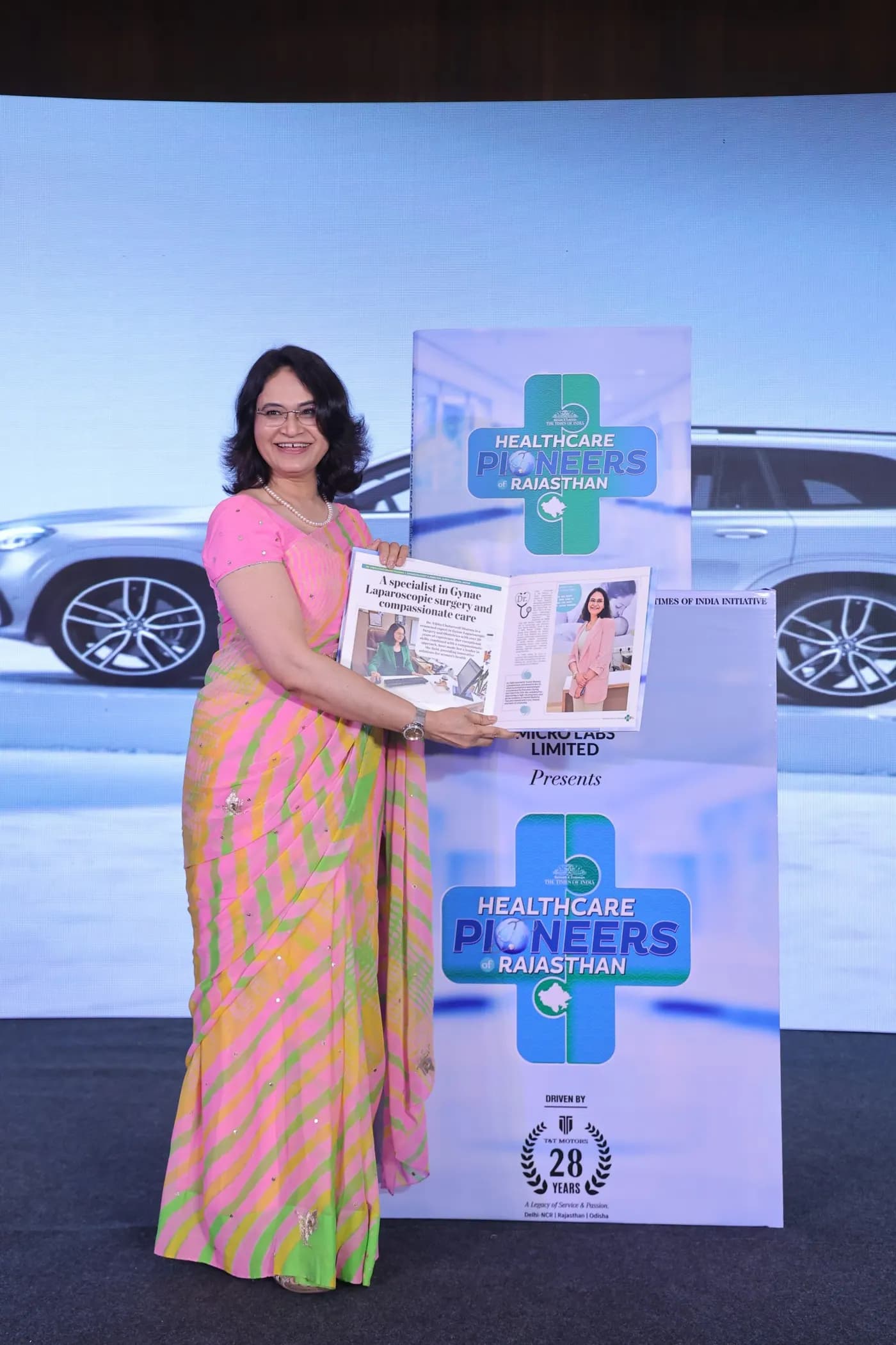 Dr. Vibha Chaturvedi Sharma receiving the Healthcare Pioneers of Rajasthan recognition (2)